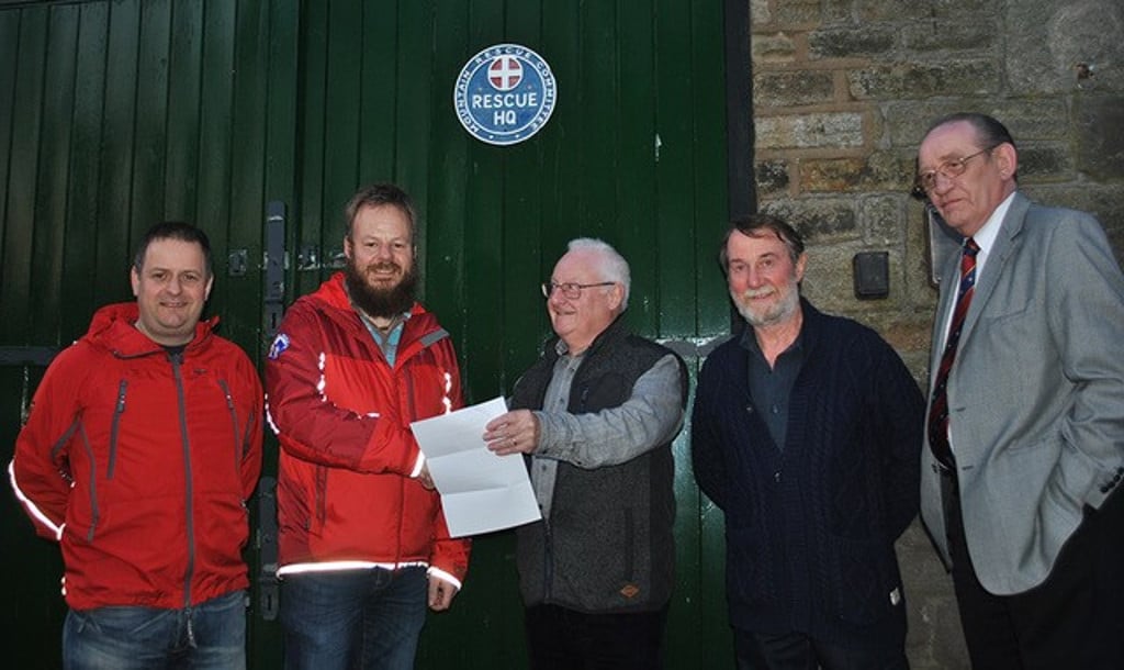 Unity Chapter 2341 donate £200 to Oldham Mountain Rescue